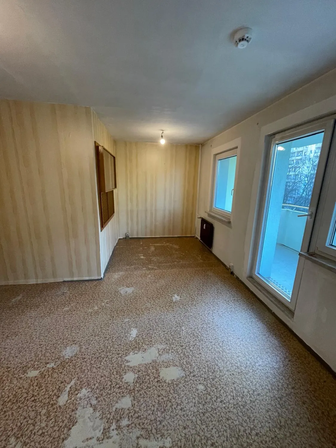Dasselbe Wohnzimmer nach der Entrümpelung – leer und übergabefertig