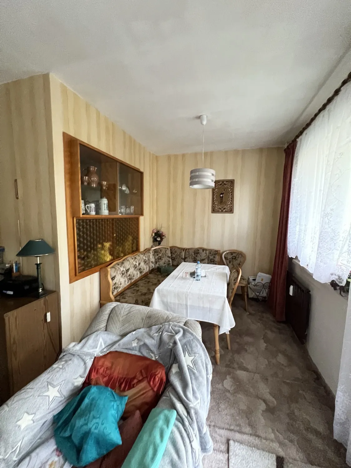 Vollgeräumtes Wohnzimmer einer 3-Zimmer-Wohnung in Berlin vor der Entrümpelung