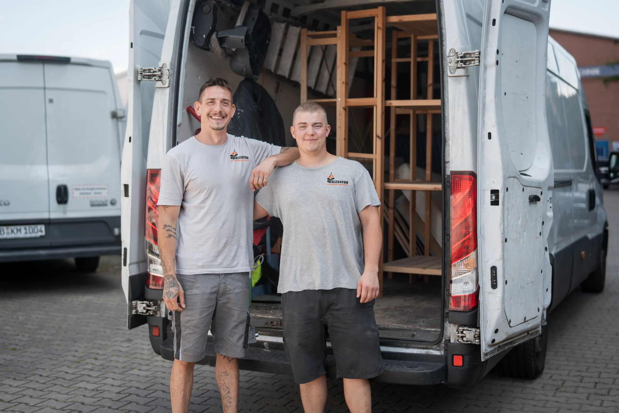 Alles4You Team am beladenen Transporter in Berlin