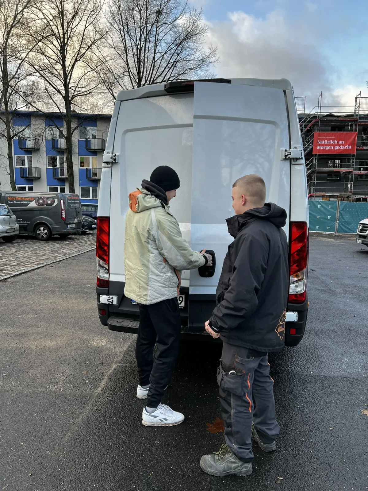 Alles4You Team verlädt brauchbare Möbel und Kleidung zur Weitergabe statt zur Entsorgung